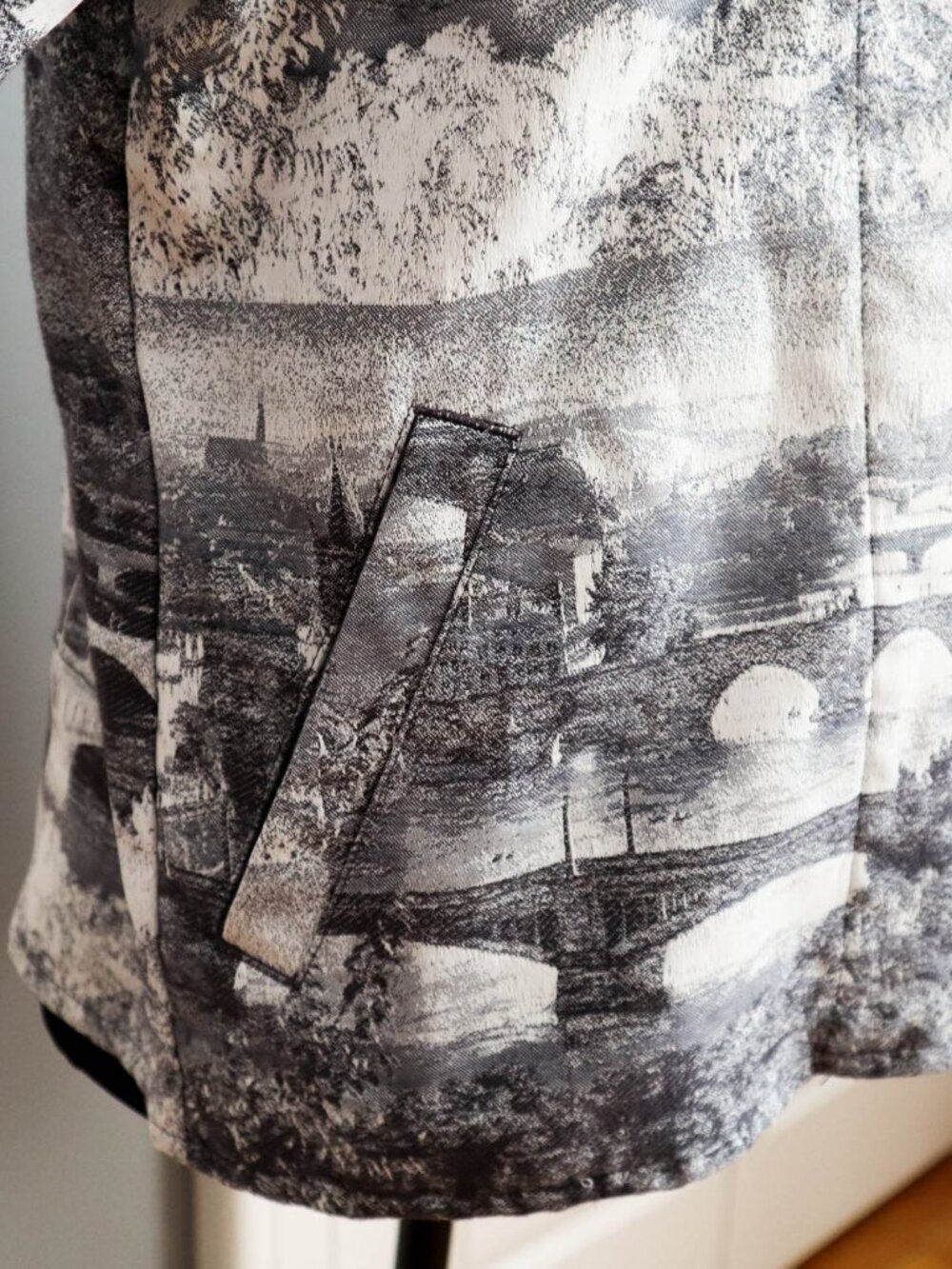 Chico's Full Zip Up Statement Jacket European Tapestry Print Sz 1 (M) Artsy - Picture 9 of 11